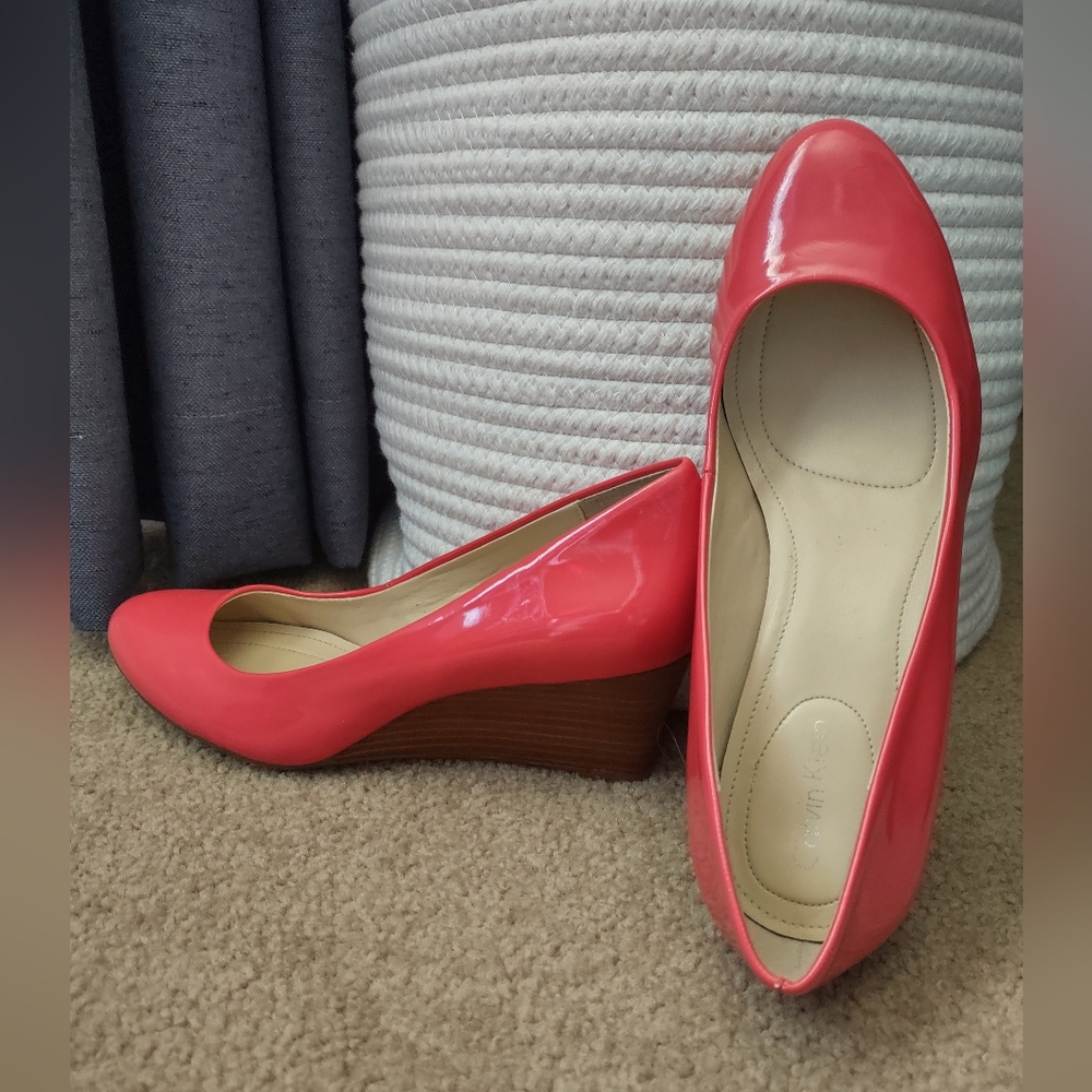 Calvin Klein Yazmin Patent Wedge Heel In Coral Pink Size 6